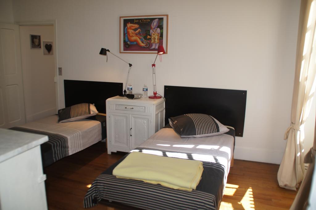 Le Charles IX Apartamento Roussillon  Exterior foto
